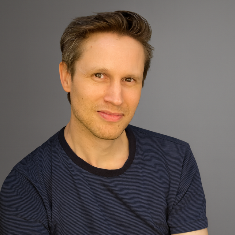 Jan Peter Zimmermann, Autor von Ein Märchen von Tag und Nacht, © Jan Peter Zimmermann Ein sympathisch in die Kamera schauender Mann zwischen 30 und 40, weiß, mit blauem T-Shirt.